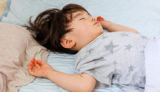 寝ている小さな子ども