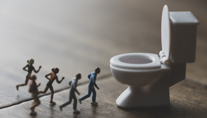 トイレに駆け込む人々