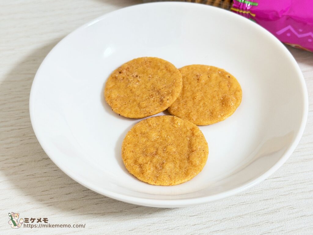ブルボン プチチリタコス風チップを白い皿に3枚盛り付けた様子
