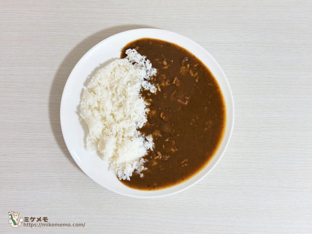 大阪牛すじかすカレーをごはんに盛り付けた様子