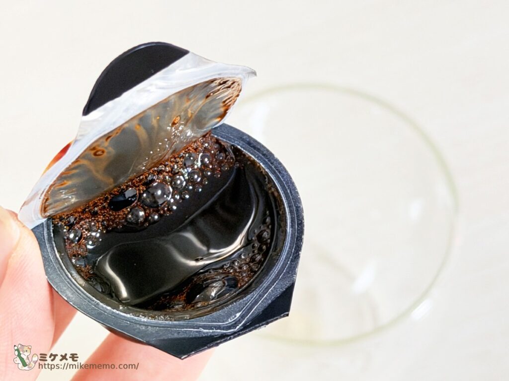 ふたを開けたポーションになみなみと入ったコーヒー液