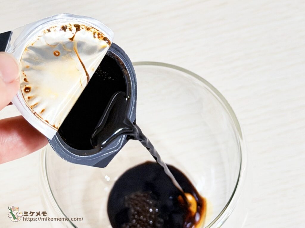 ポーションのコーヒー液をグラスに注ぐ様子
