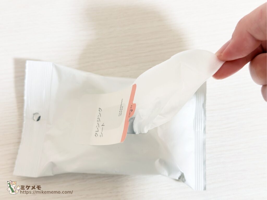 無印良品 クレンジングシートをパッケージから取り出しているところ