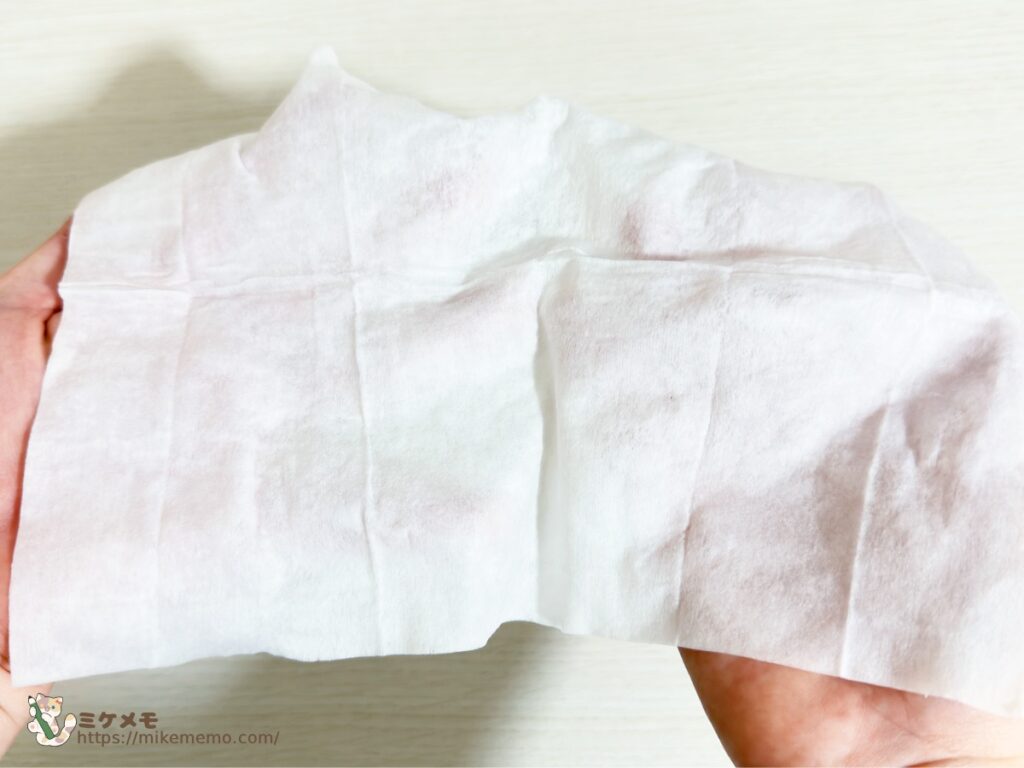 無印良品 クレンジングシートを両手で広げた大きさと質感