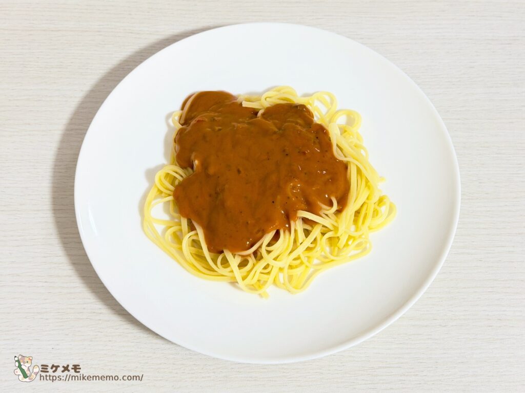 リングイネに海老と帆立のトマトクリームソースをかけた様子