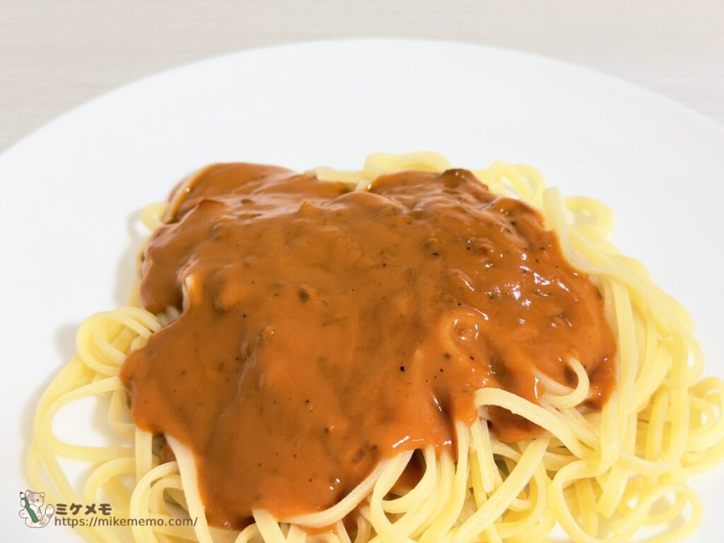とろみのあるオレンジ色のトマトクリームソース