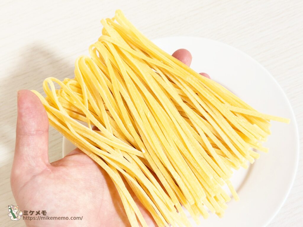 無印良品の生パスタ リングイネを手に持った様子