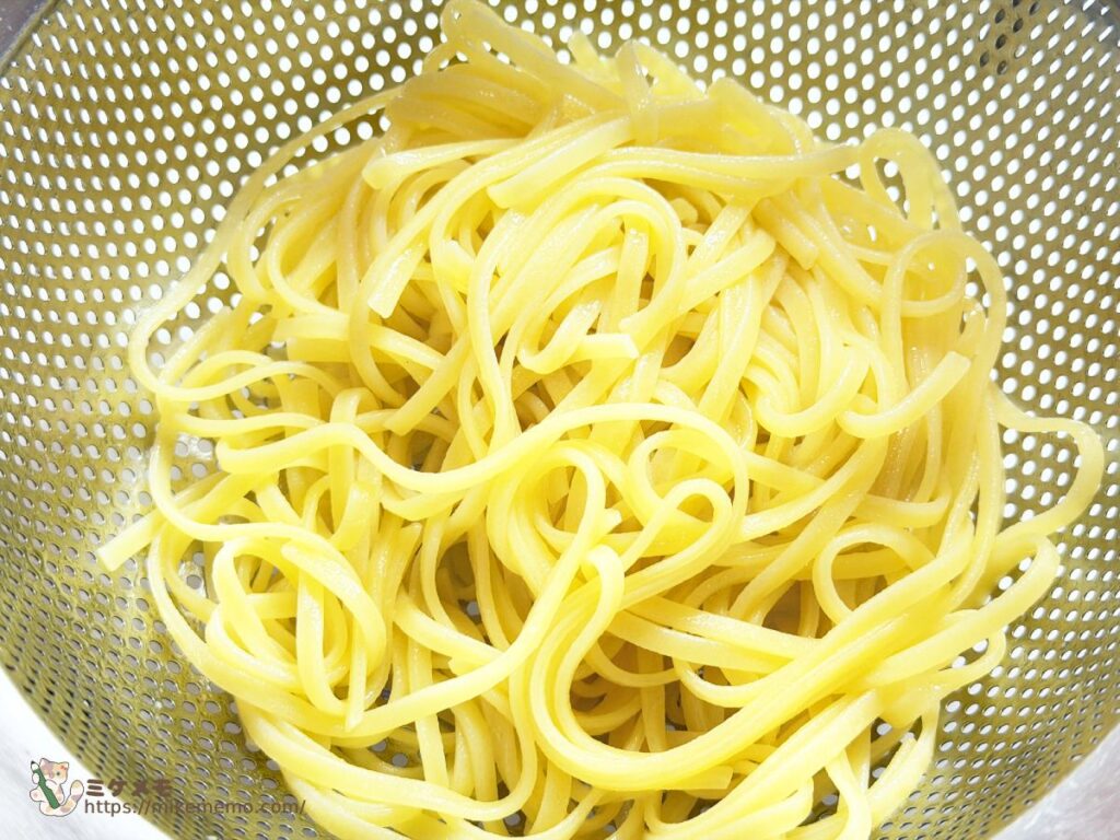 ゆで上がったリングイネをザルにあげた様子