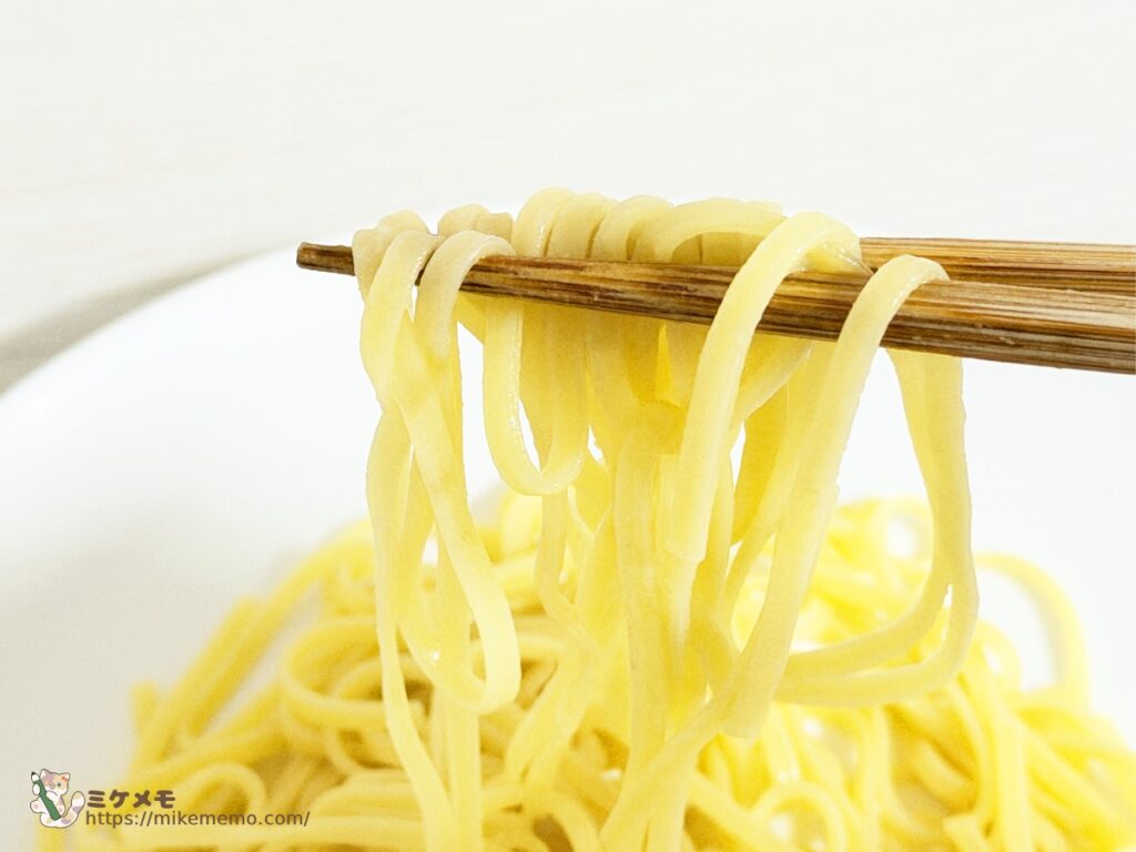 箸で持ち上げた無印良品の生パスタ リングイネ