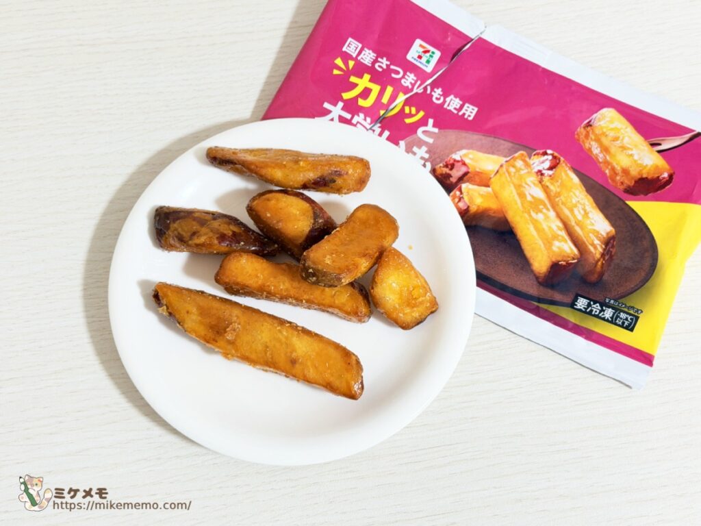 パッケージと皿に盛り付けたカリッと大学いも7本