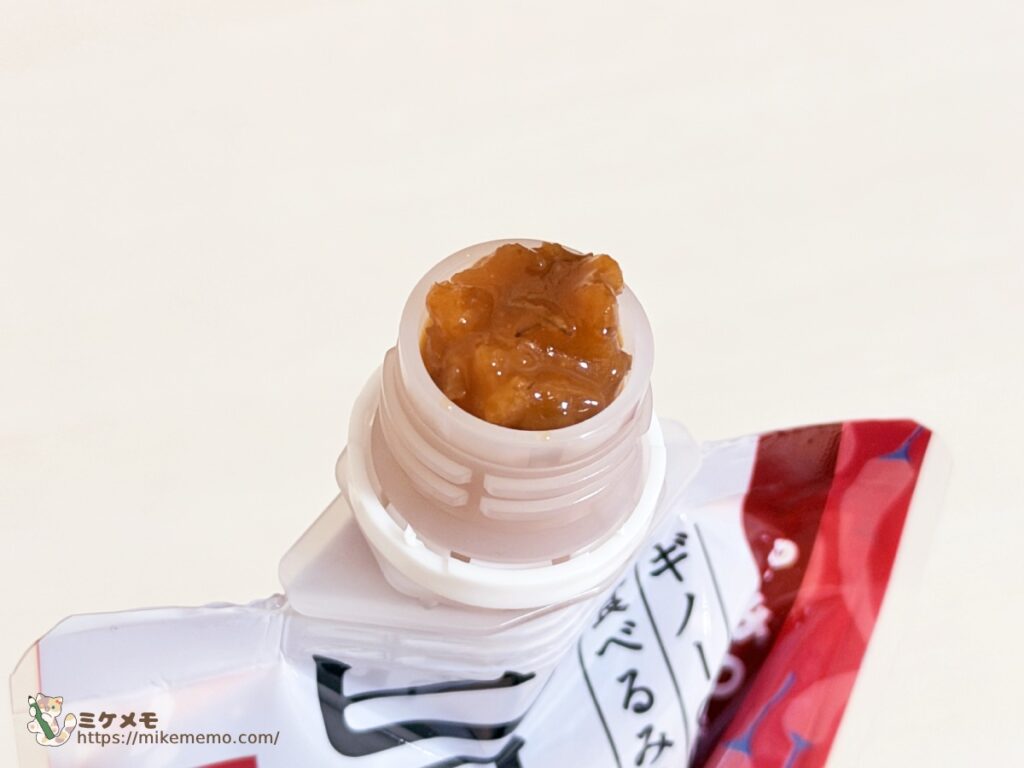 キャップを開けた食べるみそ 旨辛唐辛子の注ぎ口