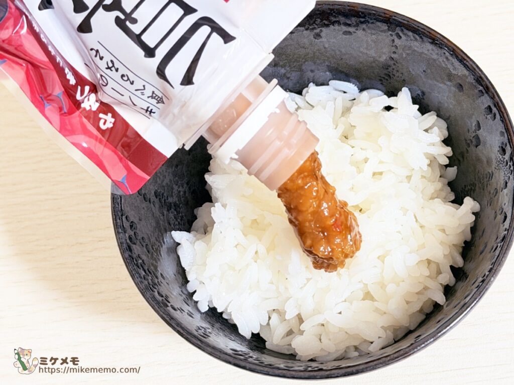 白ごはんに食べるみそ 旨辛唐辛子を絞り出しているところ