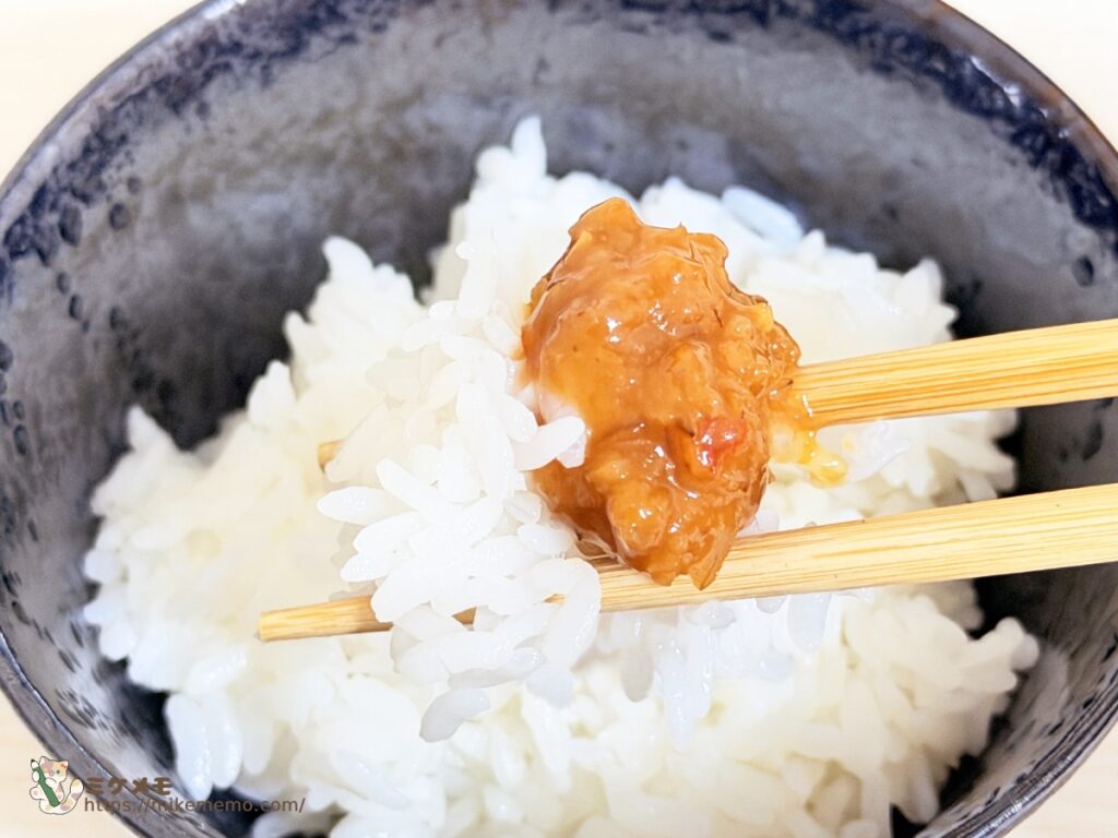 ごはんにのせた食べるみそ 旨辛唐辛子を箸で持ち上げたところ