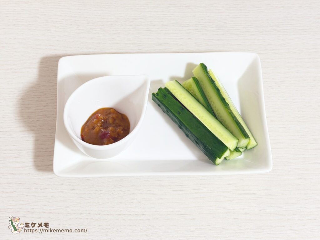 きゅうりスティックと小皿に盛った食べるみそ 旨辛唐辛子