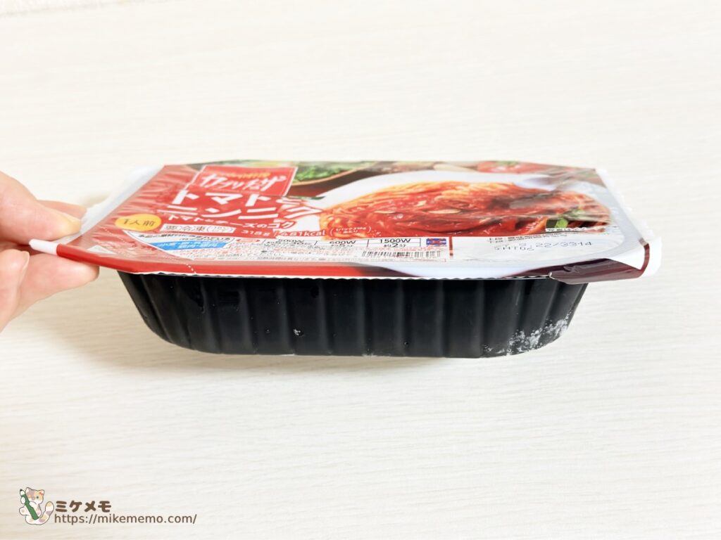 カプリチョーザ監修 トマトとニンニクを横から見たトレーの厚み