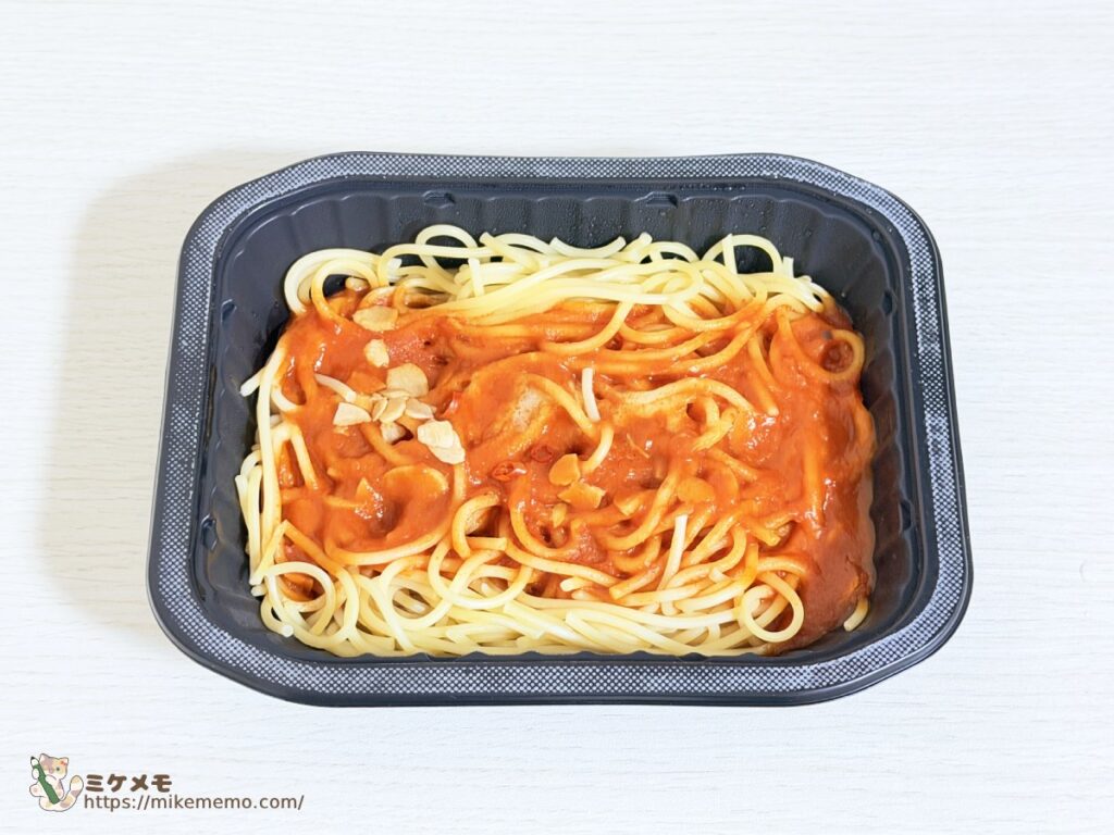 加熱後で混ぜる前のカプリチョーザ監修 トマトとニンニク
