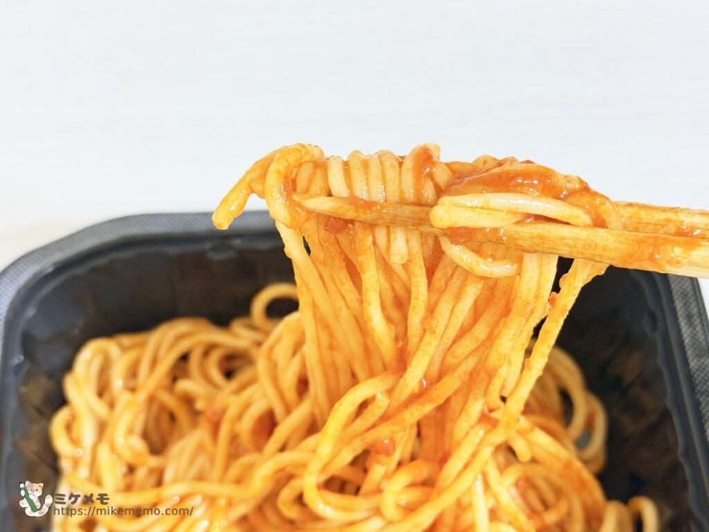 混ぜてソースが絡んだカプリチョーザ監修 トマトとニンニクの麺