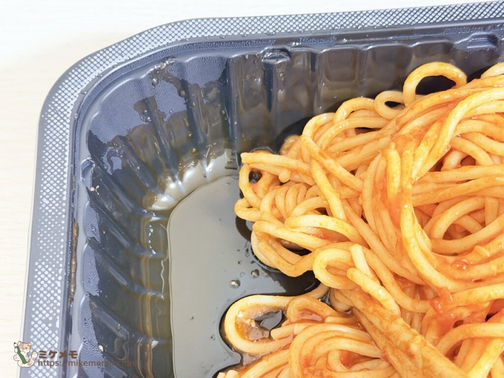カプリチョーザ監修 トマトとニンニク トレーの端に溜まった油
