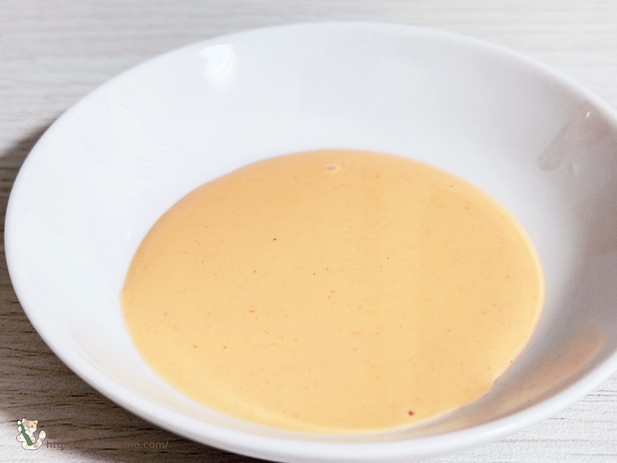 小皿に出したサイゼリヤドレッシングの色ととろみ