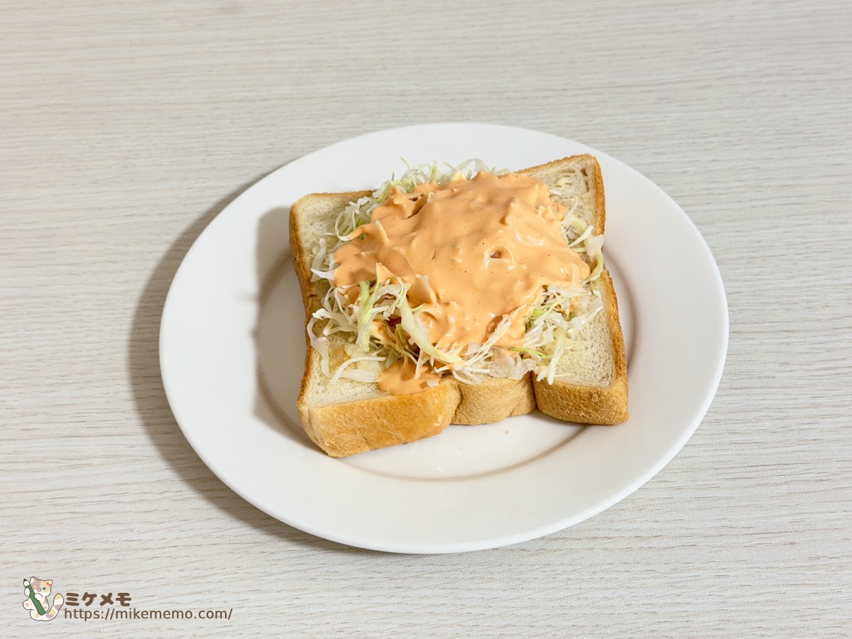 千切りキャベツにサイゼリヤドレッシングをのせた食パン