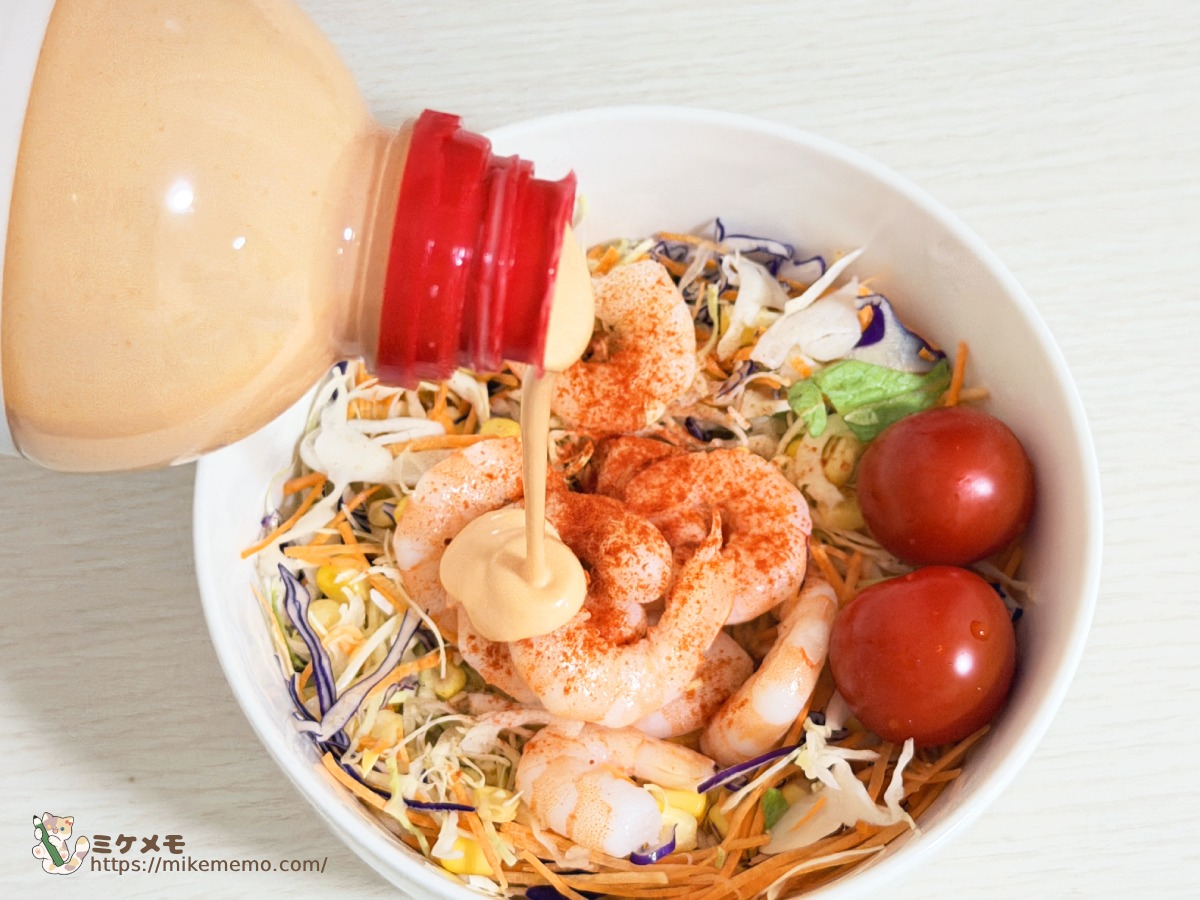 小エビのサラダ風にサイゼリヤドレッシングをかけているところ