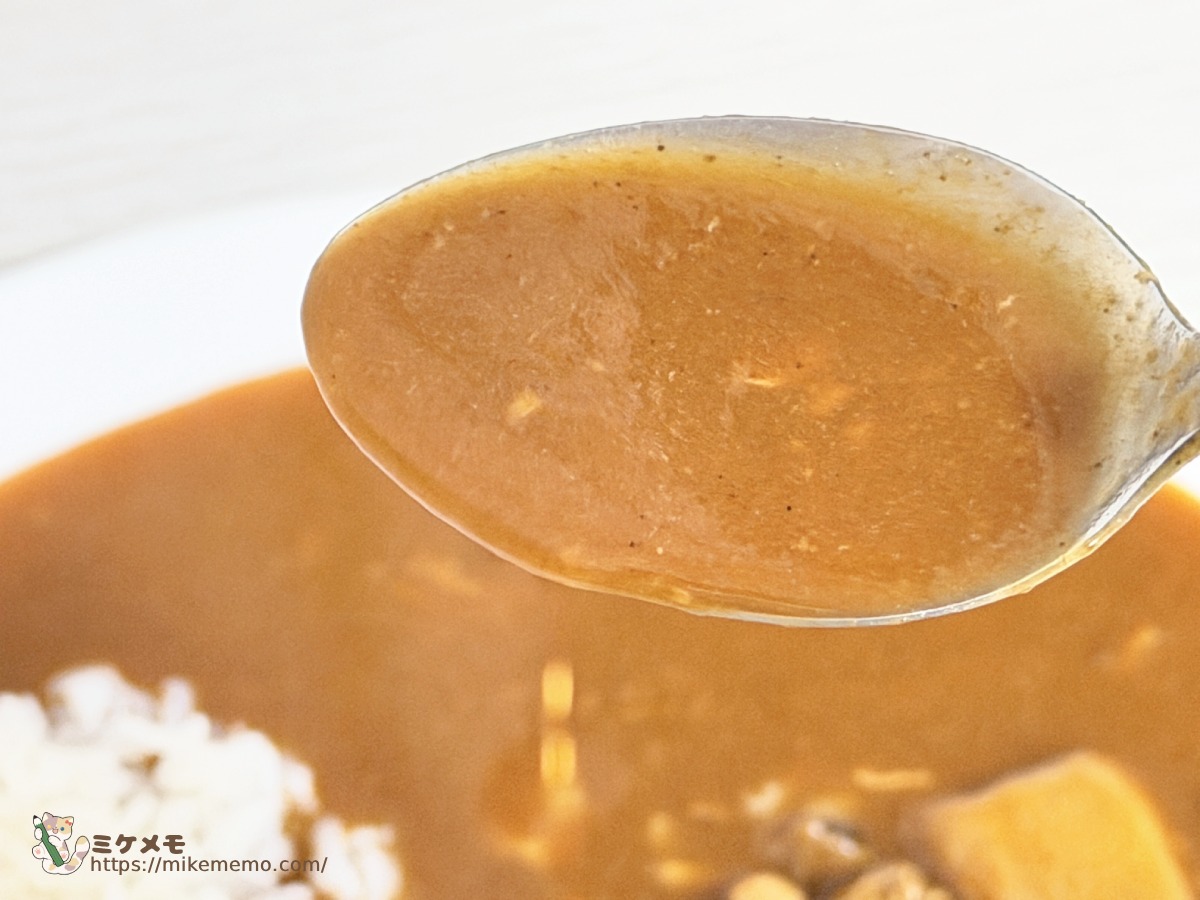 スプーンですくったサラッとしたカレーのルー