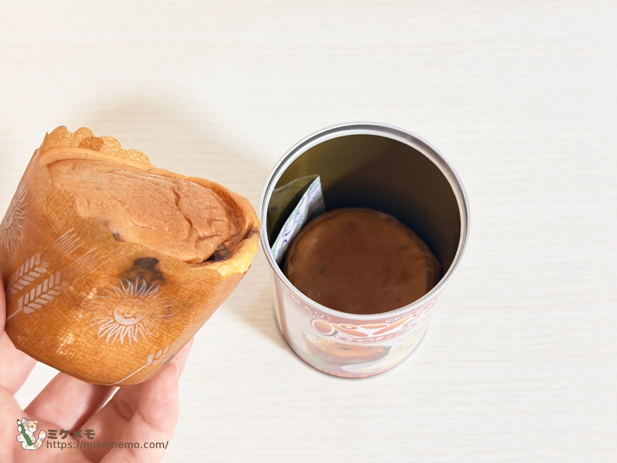 缶から取り出したパンと缶に残ったもう1個のパン