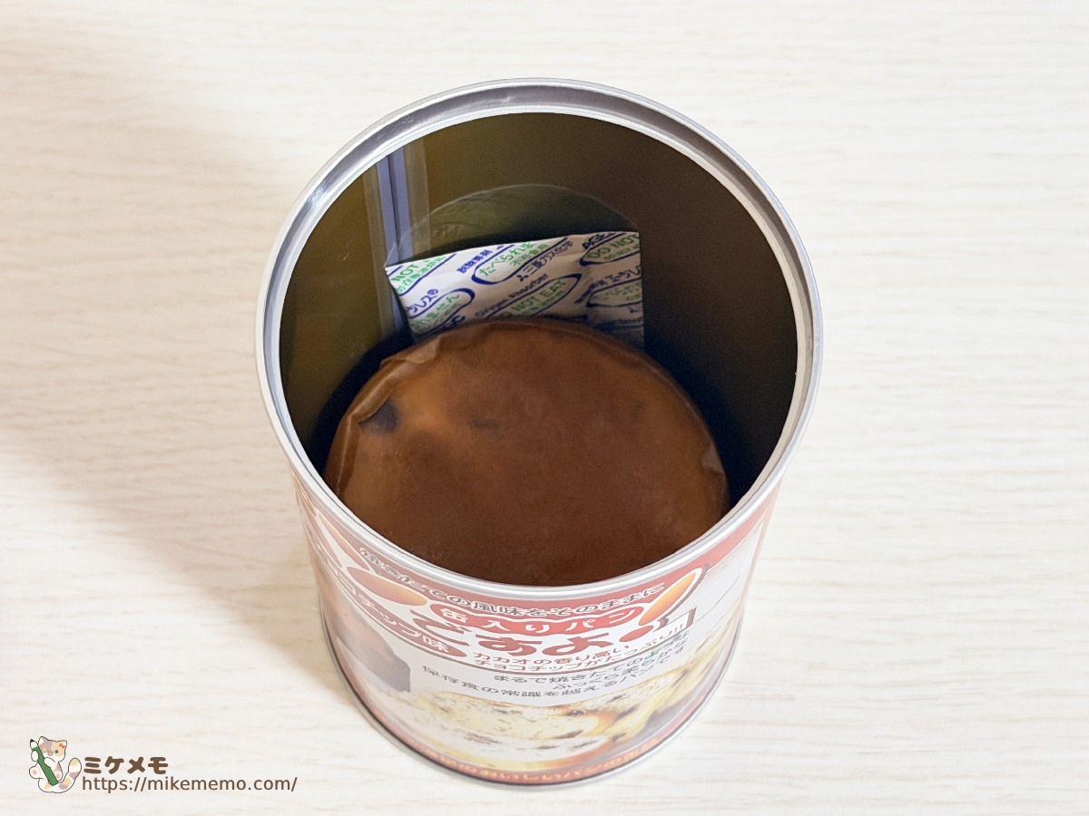 缶の中に残ったパンと脱酸素剤