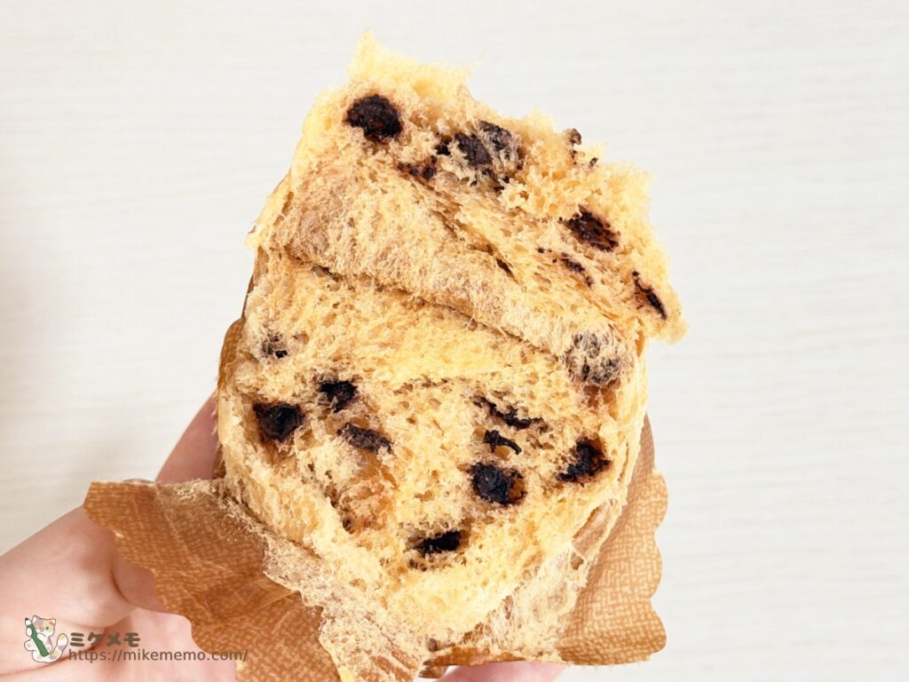 パンですよ！チョコチップ味をちぎった断面とチョコチップ