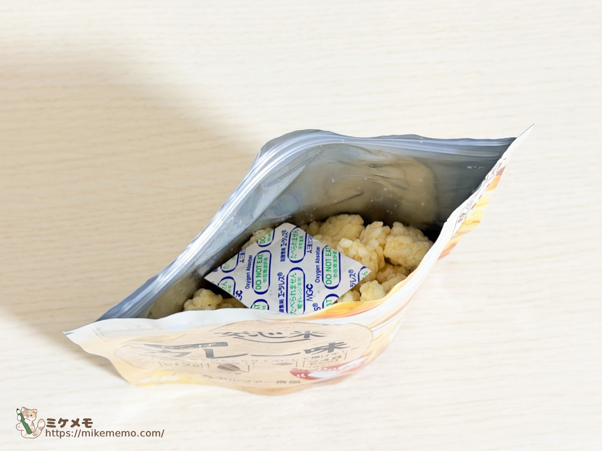 開封直後の袋の中に入った脱酸素剤とおこげ