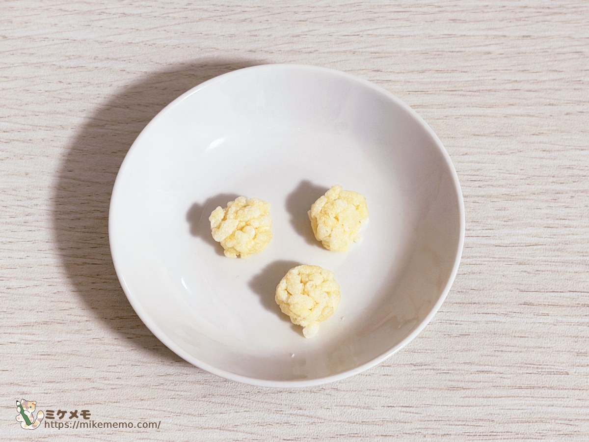 調味粉末をかける前のおこげ3粒を小皿にのせたところ