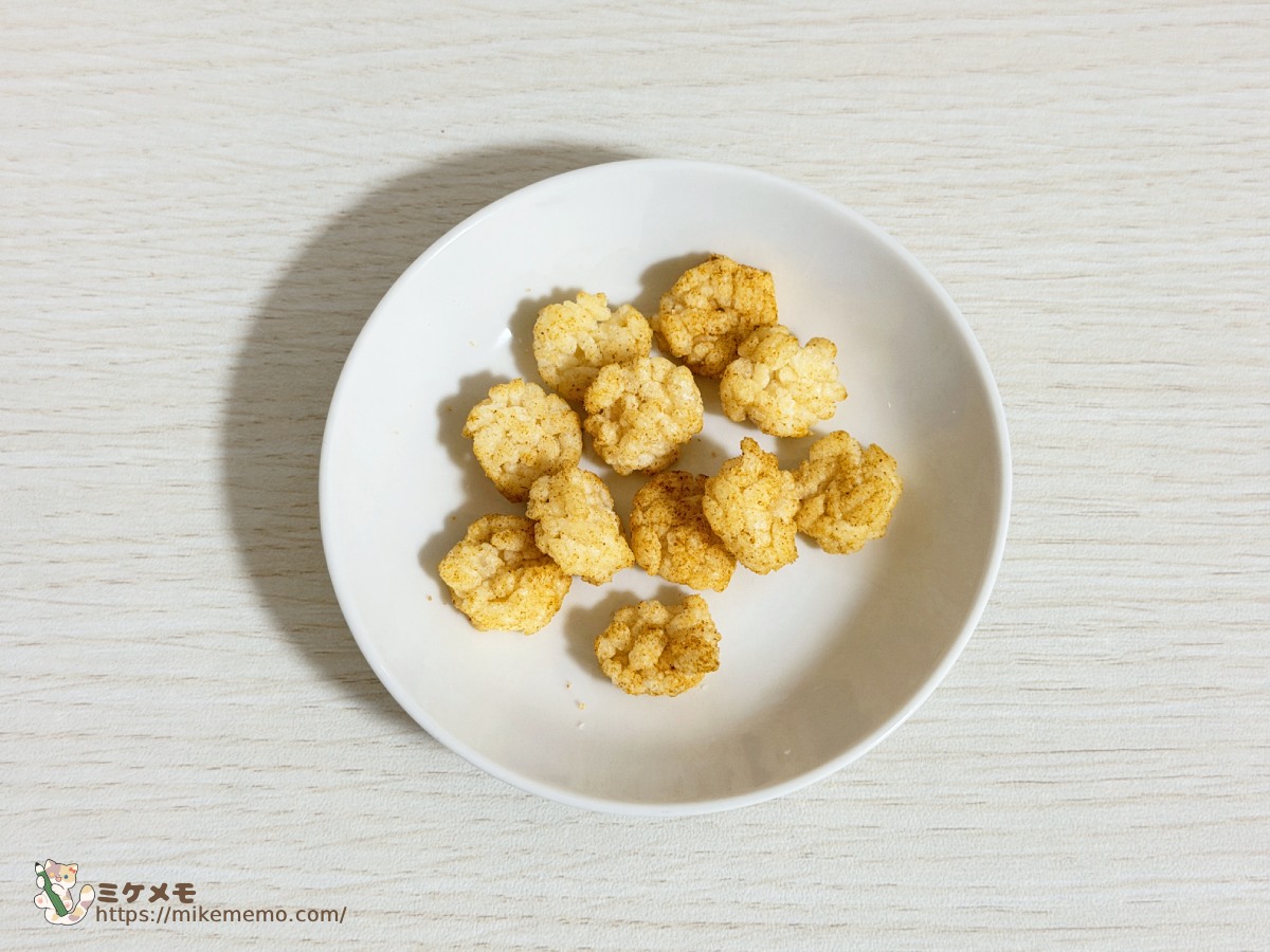 カレー味のおこげを小皿に出したところ