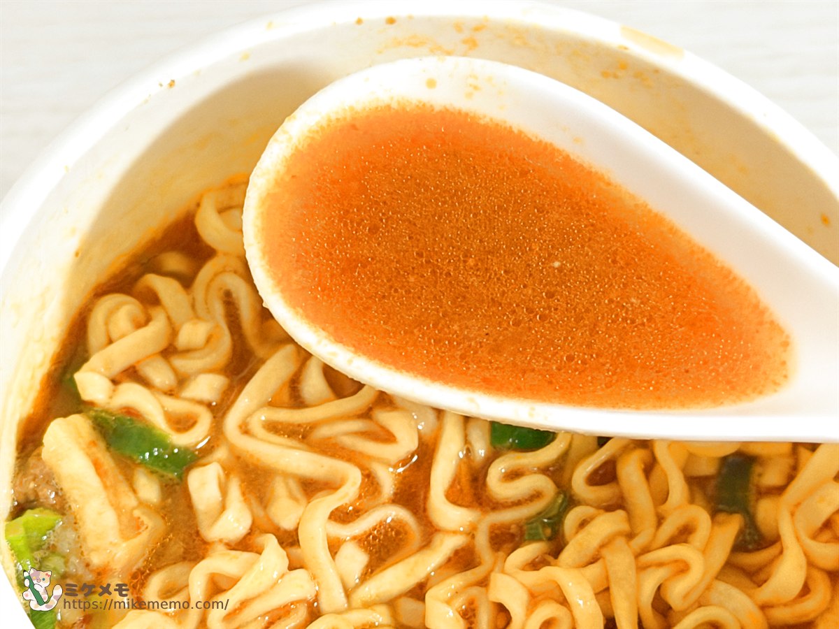 レンゲですくったカレーみそきんのスープ