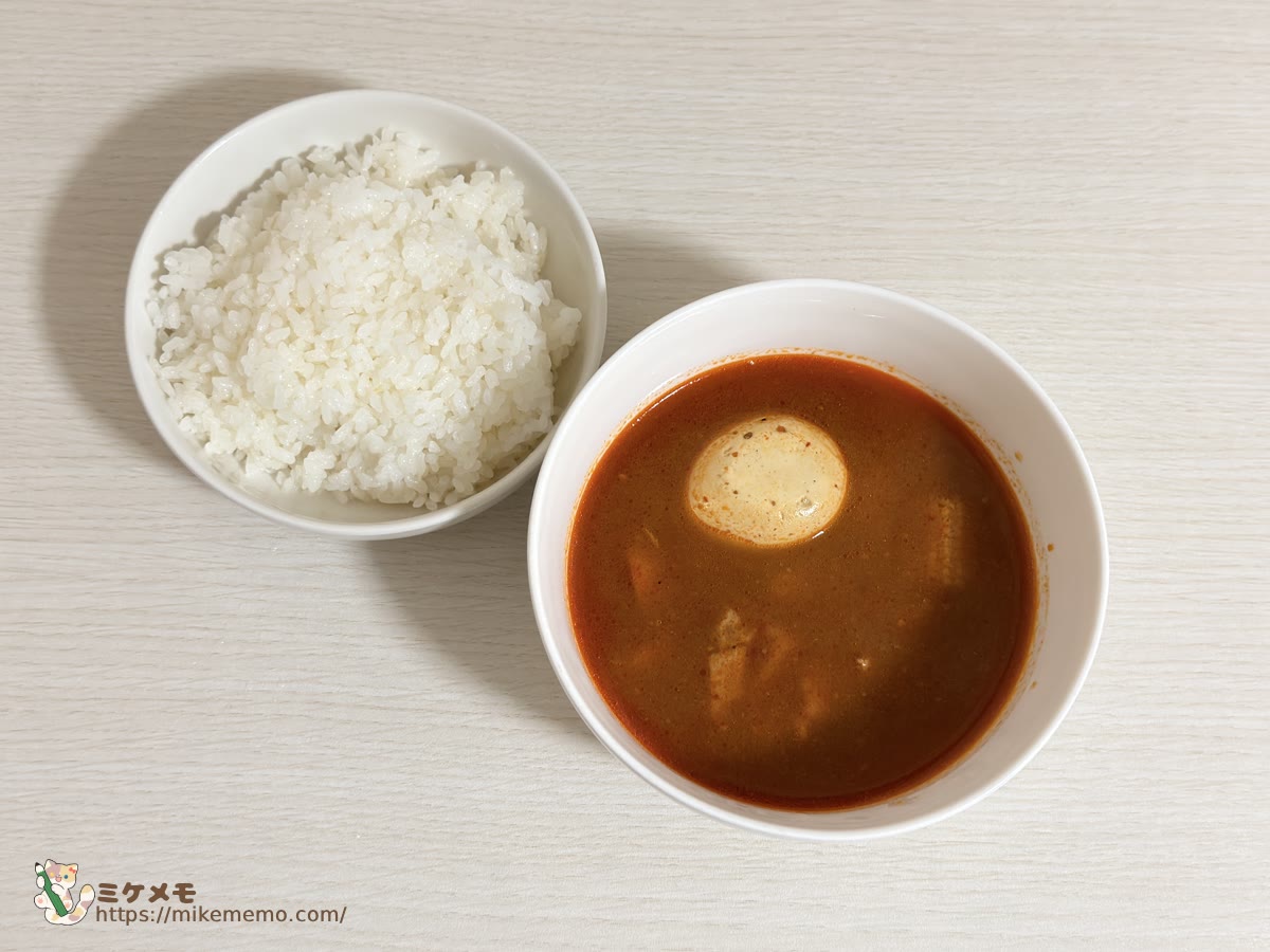 器に盛ったスープカレーとごはんを上から見たところ