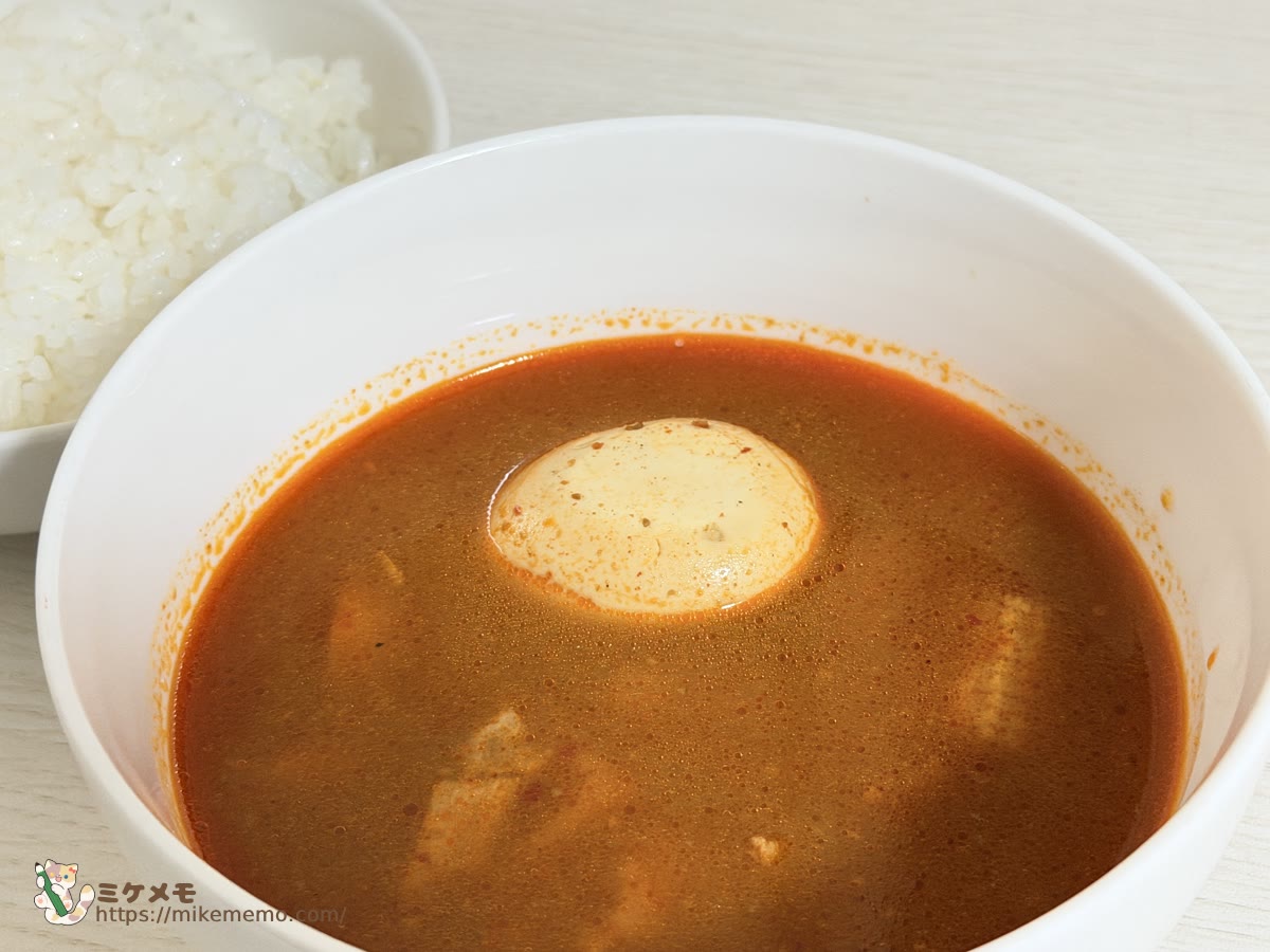 ゆで卵が浮かぶスープカレーのアップ