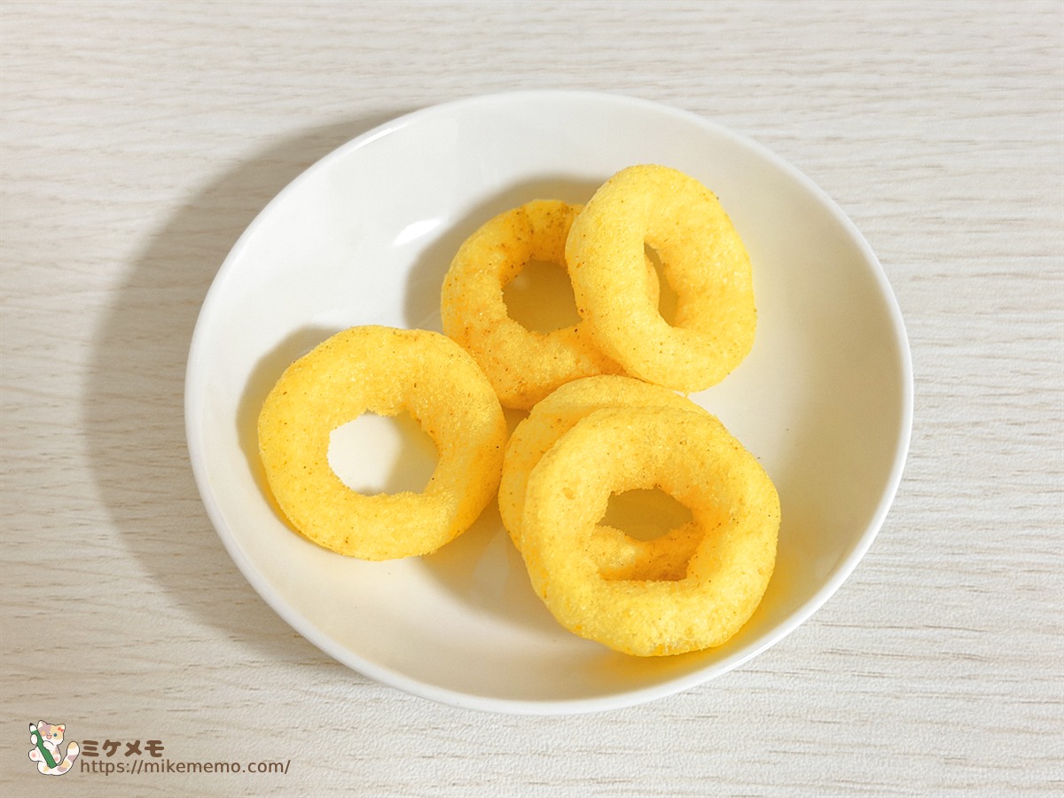パウダーなしのカレースナックを小皿に出したところ