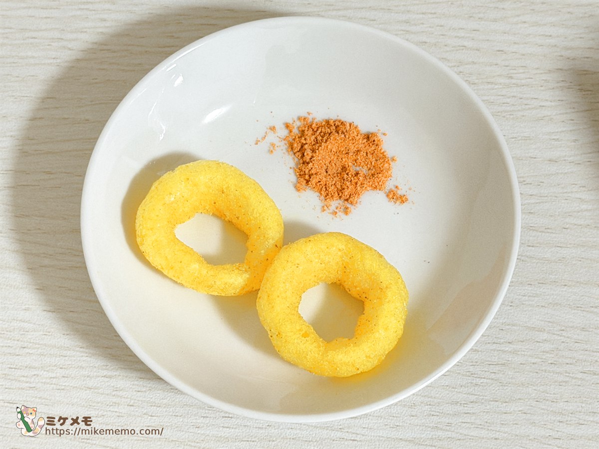 小皿に出したカレースナック2個と少量の激辛唐辛子パウダー