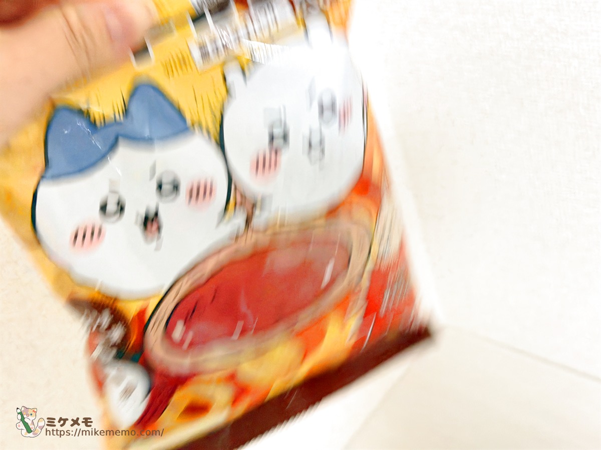 パウダーを入れたスナックの袋をふっているところ
