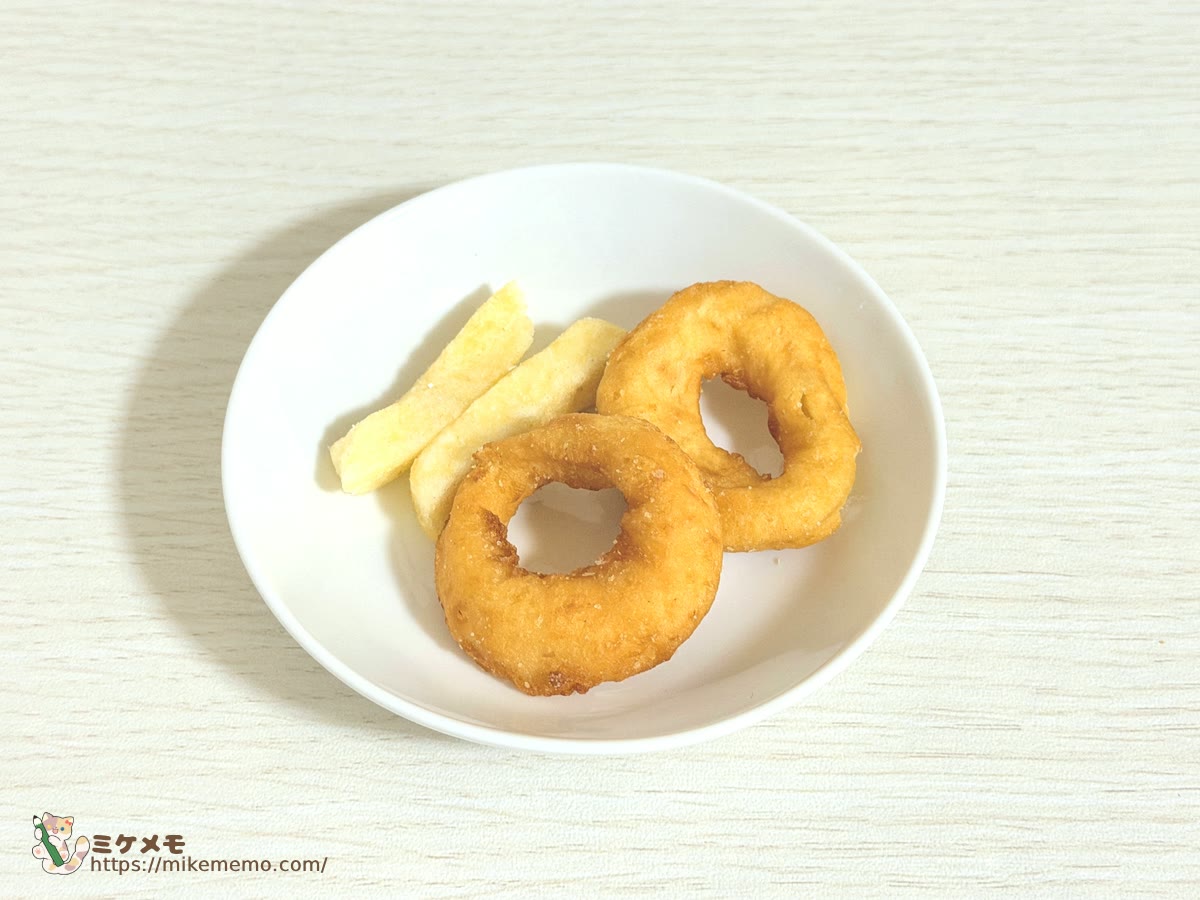 お皿にのせたオニポテスナックのポテトとオニオンフライ