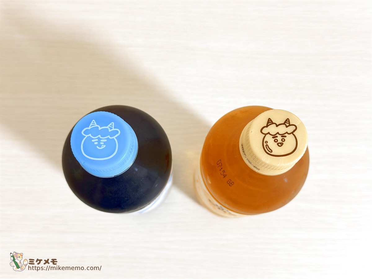 鬼のイラストが入った麦茶とコーン茶のキャップを上から見たところ