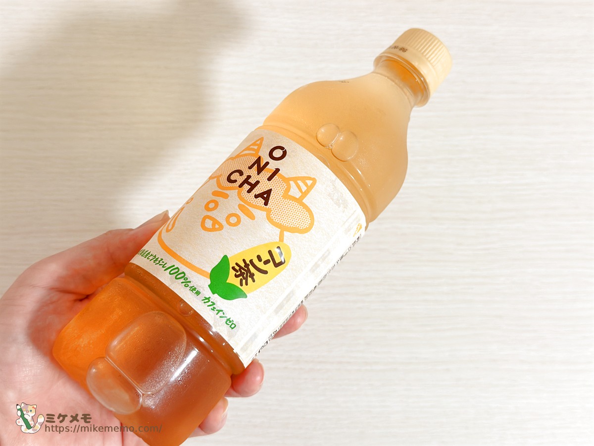 手に持ったONICHA コーン茶のボトル