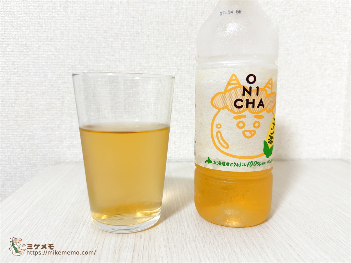 グラスに注いだコーン茶とボトル