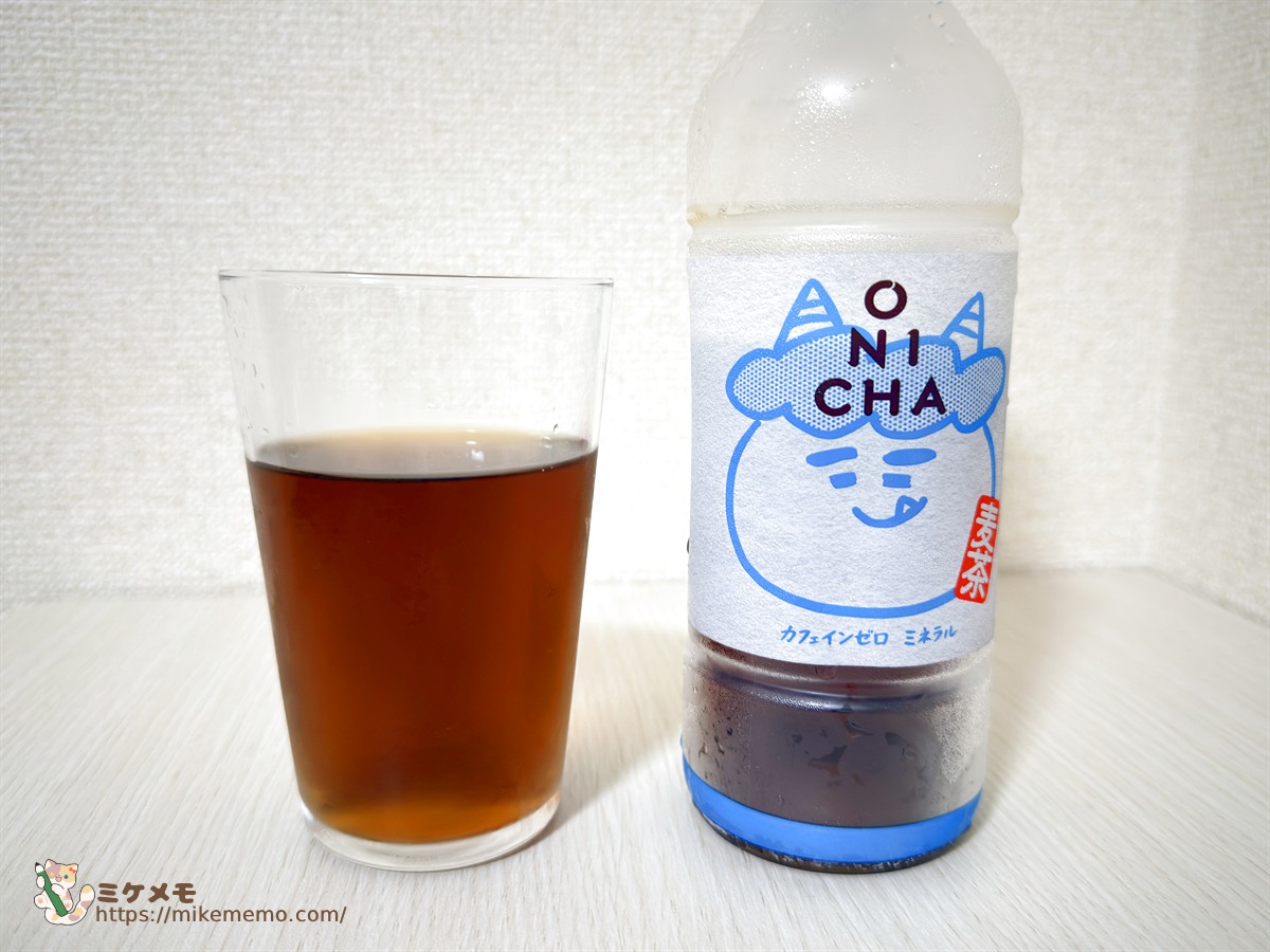 グラスに注いだ麦茶とボトル