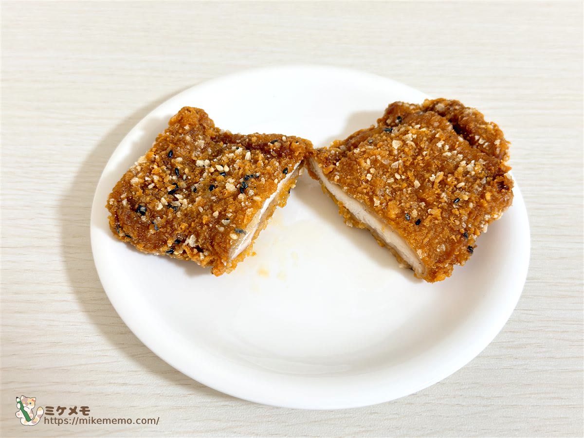 半分に割ったファミチキ（ごま山椒味）