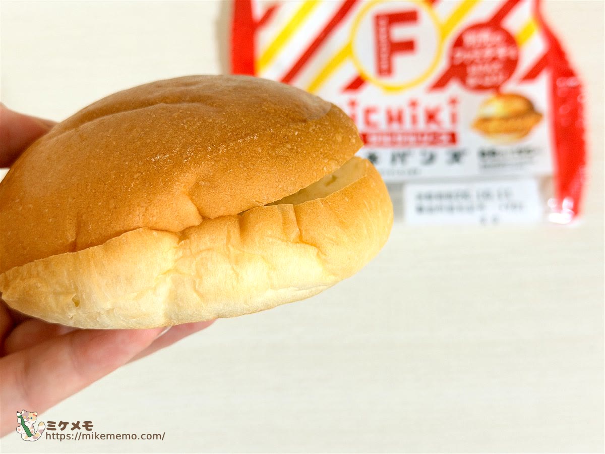 手に持ったファミチキバンズ