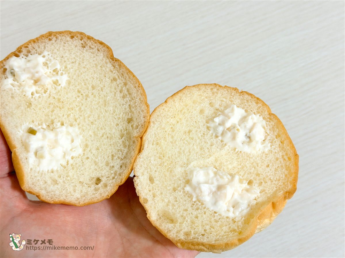 ファミチキバンズの内側に入ったタルタルソース
