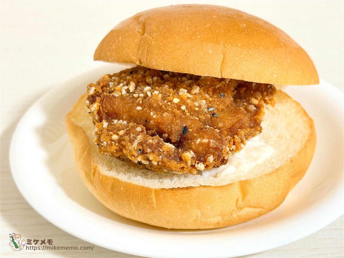 ファミチキ（ごま山椒味）をはさんだファミチキバンズ