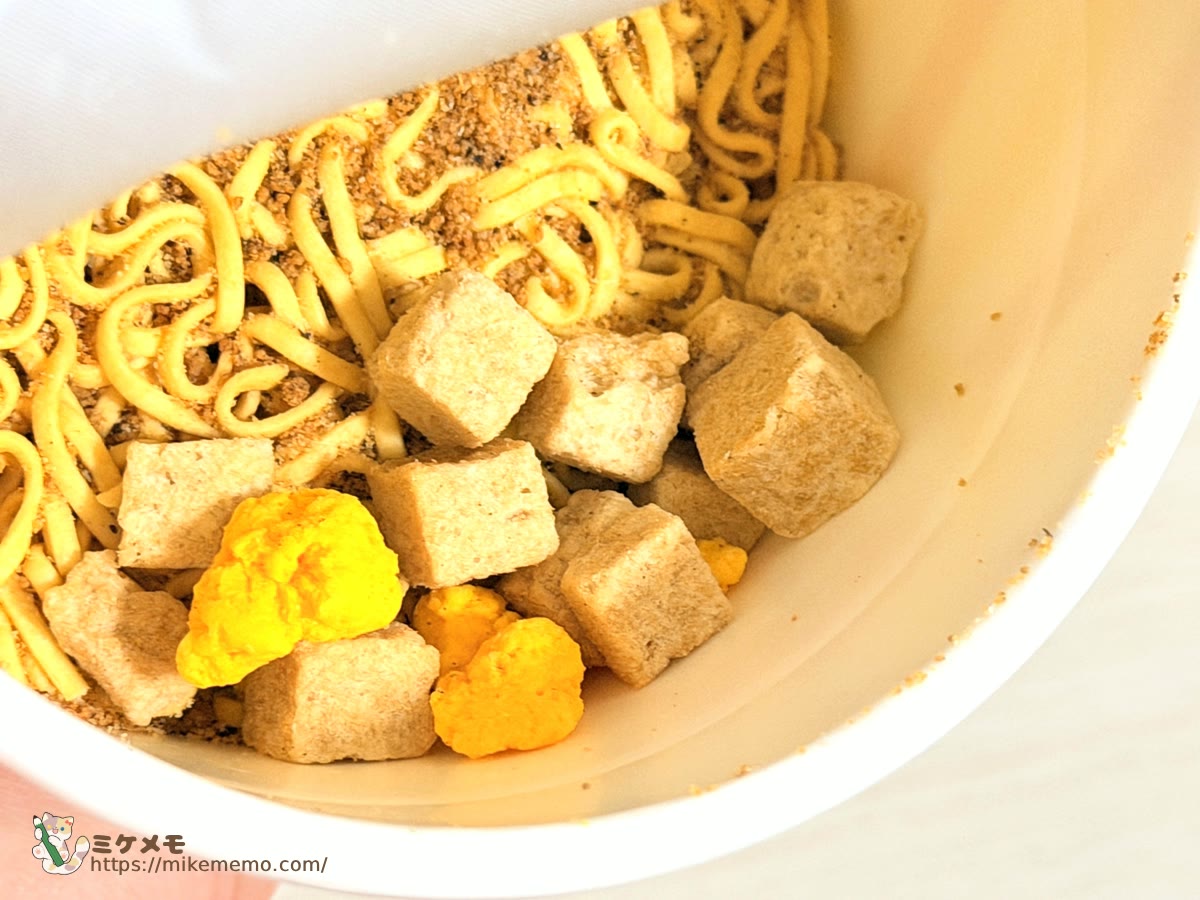お湯を入れる前のファミチキ味ヌードルの麺と具材