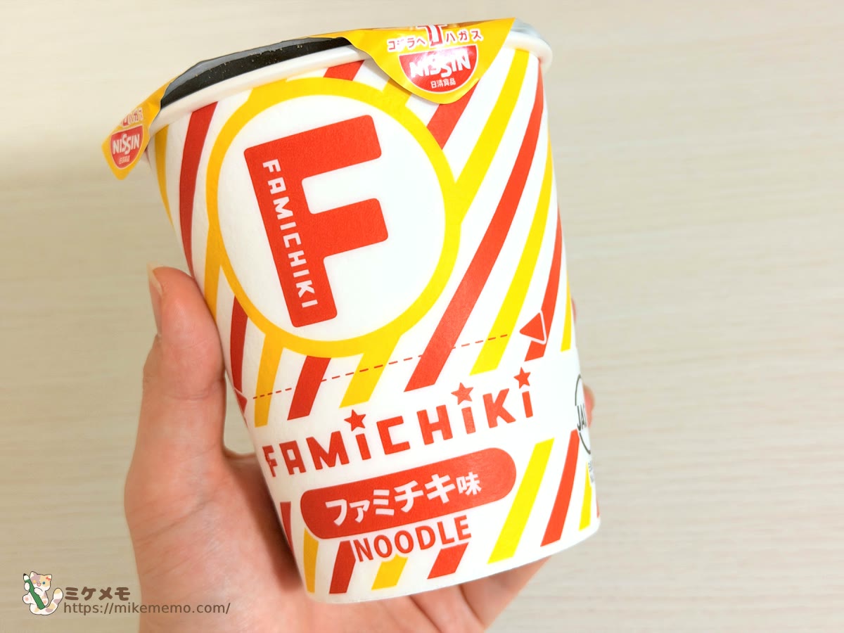 手に持ったファミチキ味ヌードル