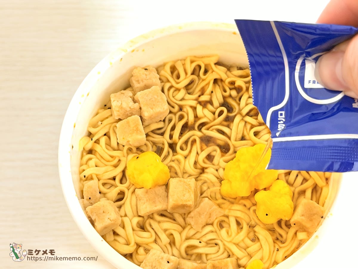 ファミチキ味ヌードルに特製オイルを入れているところ
